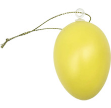 Geel decoratie-ei van kunststof met een ophangkoord voor paasdecoratie.