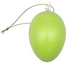 Groen paasei om op te hangen met koord voor paasdecoratie.