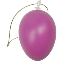 Paarse kerstbal in de vorm van een ballon met goudkleurig ophangdraad.
