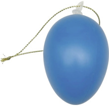 Blauw plastic paasei met goudkleurig ophangkoord.