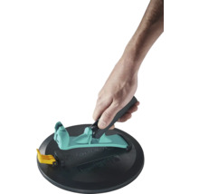 Wolfcraft centreerhulp voor gatzagen met zuignap en handgreep, vastgehouden door een hand.