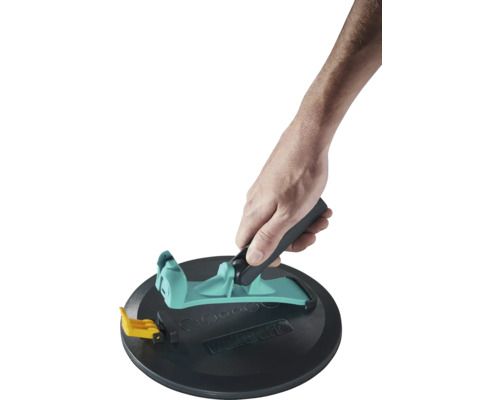 Wolfcraft centreerhulp voor gatzagen met zuignap en handgreep, vastgehouden door een hand.