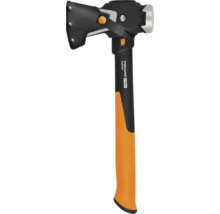 Fiskars IsoCore Pro kloofbijl met oranje en zwart handvat en zwarte mesbescherming.