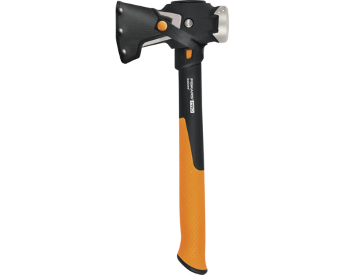 Fiskars IsoCore Pro kloofbijl met oranje en zwart handvat en zwarte mesbescherming.