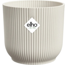Ronde Elho bloempot Vibes Fold van kunststof met verticale ribbelstructuur en Elho Logo.