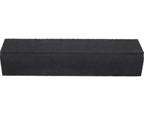 Rechthoekige opsluitband van beton in de kleur antraciet.