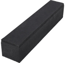 Rechthoekige betonnen opsluitband in antraciet voor tuin- en landschapsarchitectuur.