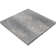 Vierkante betonnen terrastegel met een grijs gestructureerd oppervlak.