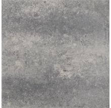 Vierkante tegel in grijze betonlook met een gestructureerd oppervlak.