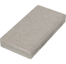 Grijze, rechthoekige betonnen straatsteen met een gestructureerd oppervlak.