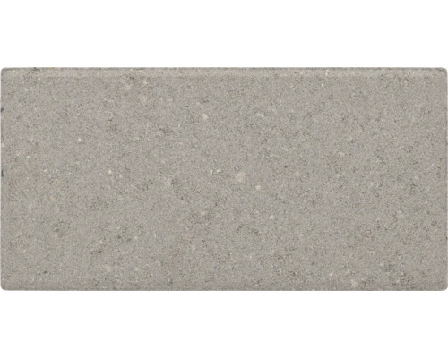 Rechthoekige betonnen straatsteen in grijs met een gestructureerd oppervlak.