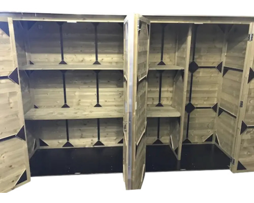 Open houten tuinkast met meerdere planken en stevige metalen verstevigingen.