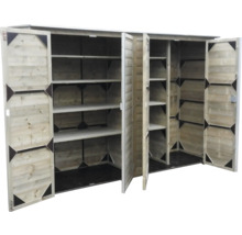 Grote houten tuinkast met vier geopende deuren en diverse legplanken aan de binnenzijde.