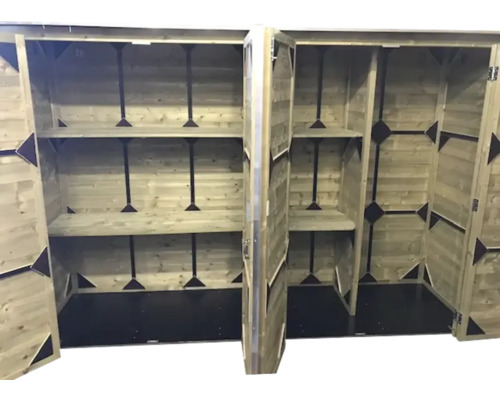 Binnenaanzicht van een houten tuinkast met legplanken en zwarte metalen verstevigingen.