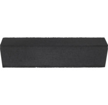 Antracietkleurige betonnen gazonrand in rechthoekige vorm.