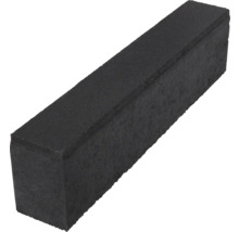 Antracietkleurige gazonrand van beton in rechthoekige vorm voor borderomranding en tuinarchitectuur.