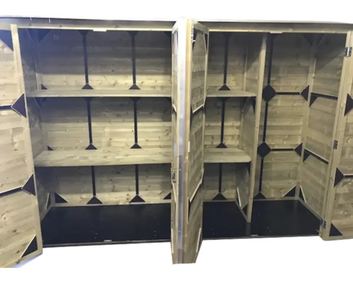 Interieur van een houten berging met open deuren, diverse legplanken en een zwarte vloer.