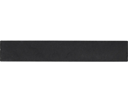 Donkere, rechthoekige steenstrip met een gestructureerd oppervlak.