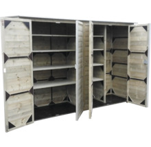 Grote houten tuinkast met open dubbele deuren en geïntegreerde legplanken.