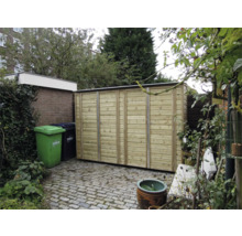 Houten kliko ombouw voor vier afvalcontainers, geïmpregneerd, met horizontale latten op een terras in de tuin.