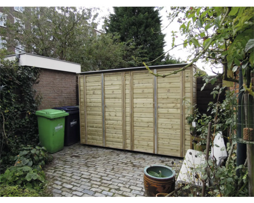 Houten kliko ombouw voor vier afvalcontainers, geïmpregneerd, met horizontale latten op een terras in de tuin.