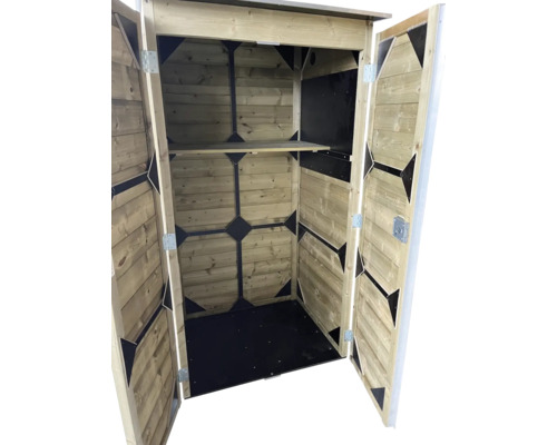 Open houten tuinkast met twee deuren, een legplank en zwarte metalen verstevigingen.
