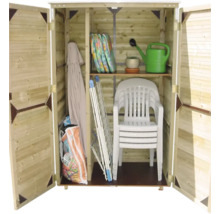 Houten tuinkast met twee open deuren, gevuld met tuinstoelen, gieter, parasol en droogrek.