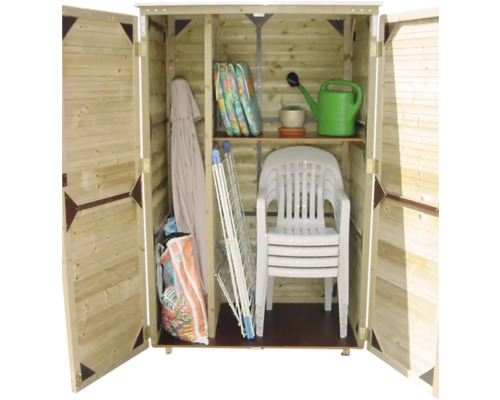 Houten tuinkast met twee open deuren, gevuld met tuinstoelen, gieter, parasol en droogrek.