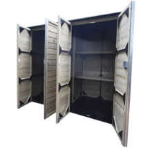 Houten tuinkast met open deuren en legplanken voor het opbergen van tuingereedschap.