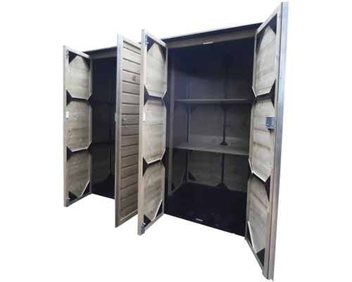 Houten tuinkast met open deuren en legplanken voor het opbergen van tuingereedschap.