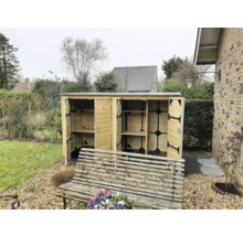 Houten tuinkast met drie compartimenten, open deuren en interne planken, geplaatst in een tuin naast een houten bank.