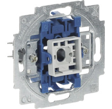 Basiselement voor schakelaar met metalen draagring en blauwe kunststof behuizing voor inbouwmontage.