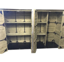 Interieur van een open houten tuinkast met diverse legplanken en compartimenten.