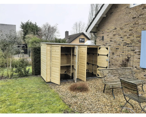 Open houten tuinkast met planken in een tuin naast een stenen huis.