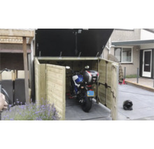 Open houten motorstalling met een motorfiets op een betegeld terras.