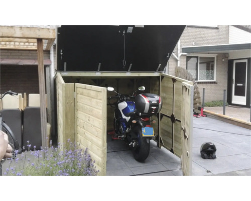 Open houten motorstalling met een motorfiets op een betegeld terras.