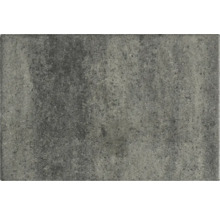 Rechthoekige terrastegel van beton in gemêleerd grijs met een gestructureerd oppervlak.