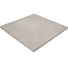 Vierkante grijze terrastegel van gres porcellanato met betonlook.