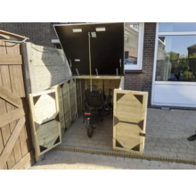 Houten fietsenberging met geopend deksel en deuren, met een driewieler erin geparkeerd.