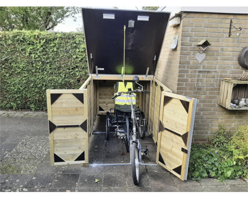 Houten fietsenberging met geopende deuren en klep, waarin een driewieler staat.