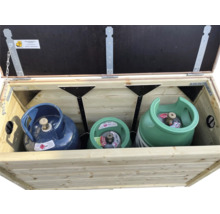 Open houten gasflesopslag met drie verschillende gasflessen aan de binnenzijde.