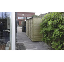 Smalle houten tuinberging op een geplaveid pad naast een heg.