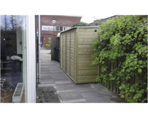 Smalle houten tuinberging op een geplaveid pad naast een heg.