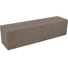 Rechthoekige betonnen muursteen voor de tuin met een gestructureerd oppervlak.