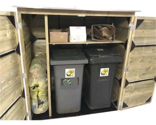 Open houten containerombouw voor twee afvalcontainers met extra plank voor karton en ruimte voor plastic zakken.