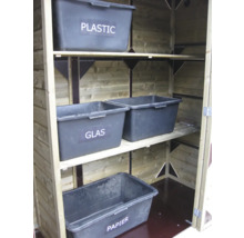 Houten opbergrek met zwarte kunststof bakken voor het scheiden van plastic, glas en papier.