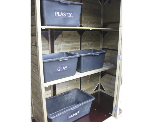 Houten opbergrek met zwarte kunststof bakken voor het scheiden van plastic, glas en papier.