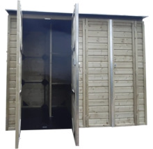 Houten tuinkast voor gereedschap met dubbele deuren, een deur open met zicht op de planken.