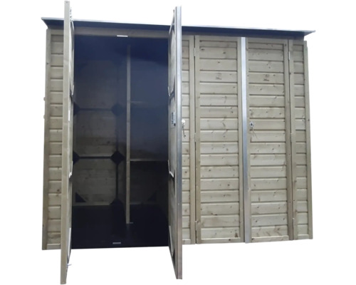 Houten tuinkast voor gereedschap met dubbele deuren, een deur open met zicht op de planken.