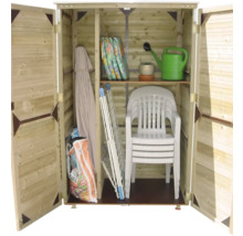 Houten tuinkast met open deuren, gevuld met tuinstoelen, gieter, kussens en andere tuinbenodigdheden.